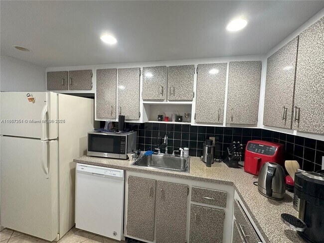 Building Photo - 1300 NE Miami Gardens Dr