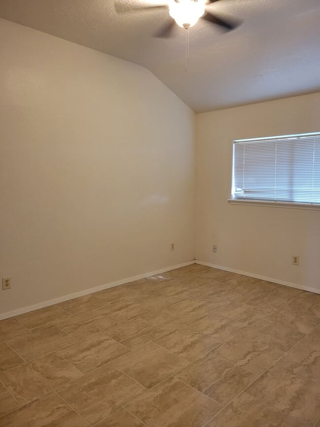 Building Photo - One story, 3 bedroom duplex available!