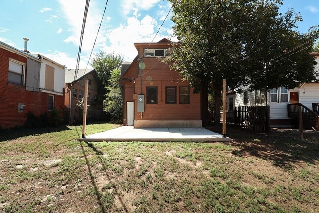Building Photo - 5 Bedroom, 2 bath home!
