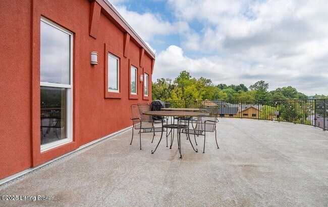 Building Photo - 2411 Brownsboro Rd