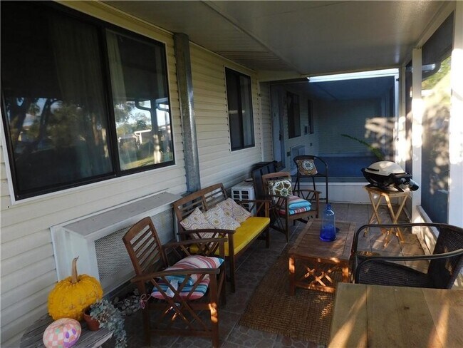 Building Photo - 557 7th Pl