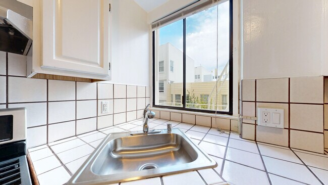 Building Photo - 1860 Jackson St