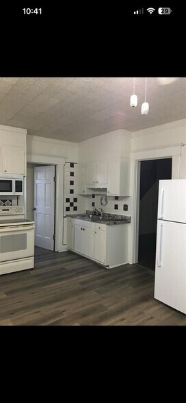 Building Photo - 615 Cottage Ave