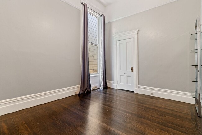 Building Photo - 2 Bed, 2 Bath Victorian Style Condo with M...