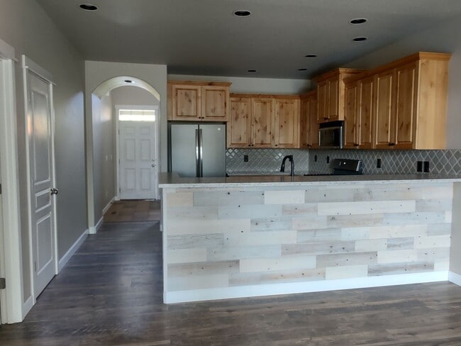 Building Photo - Freshly updated 4 bedroom 2.5 bath, two st...