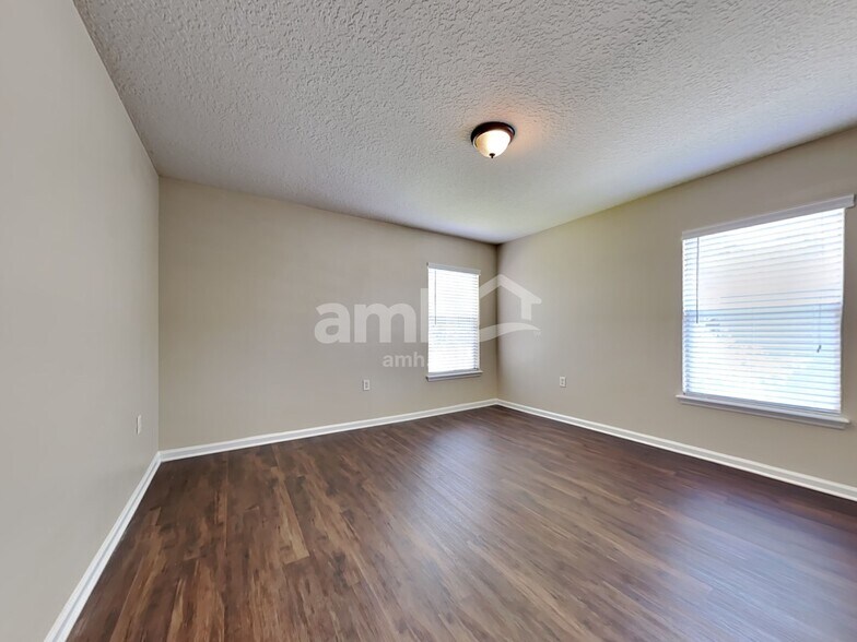 Building Photo - 11293 Justin Oaks Dr N