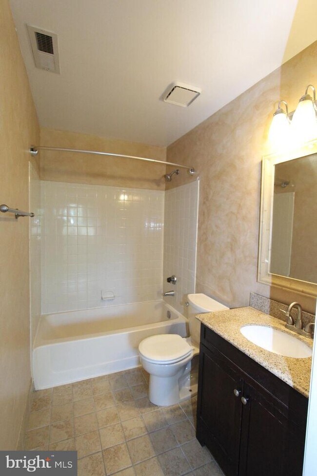 Building Photo - 208 Ravens Crest Dr