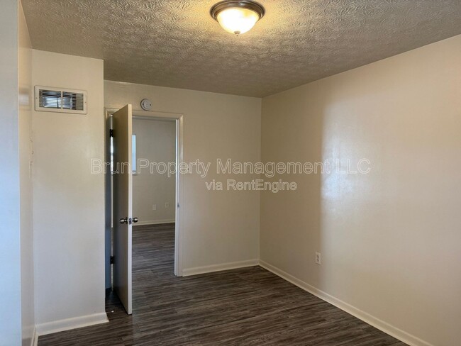 Building Photo - 3216 Garden Dr