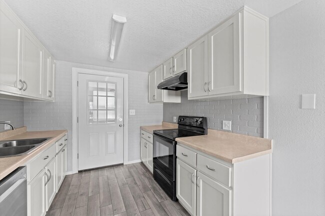 Building Photo - 2024 Jean St