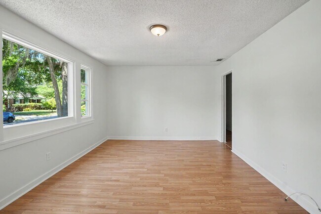 Building Photo - 3 Bed 2 Bath Home with Great Outdoor Space!
