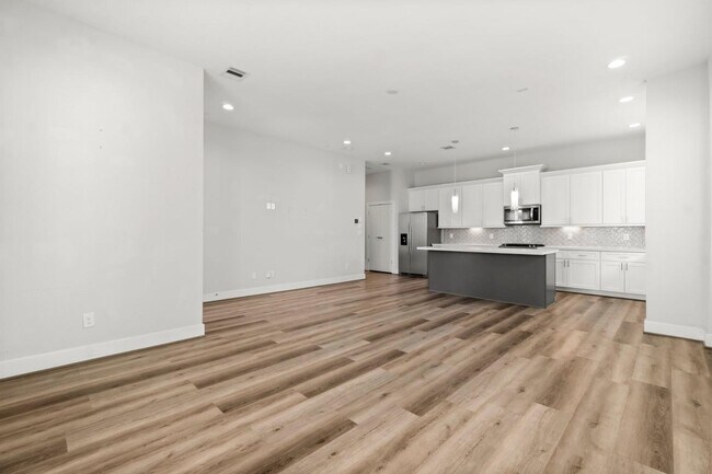 Building Photo - 3362 Pinemont Dr