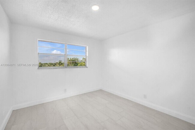 Building Photo - 2601 NE 3rd Ct