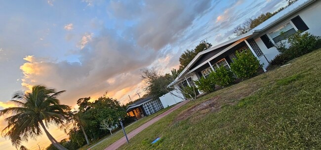 Building Photo - 370 Hunt Dr