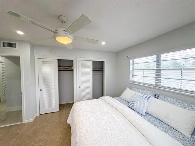 Building Photo - 4541 N Ocean Dr