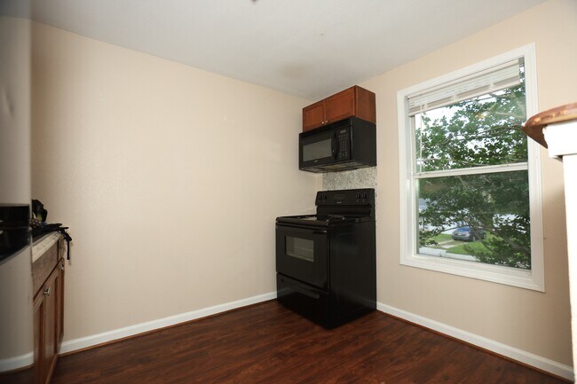 Building Photo - 256 E Pecan Ln
