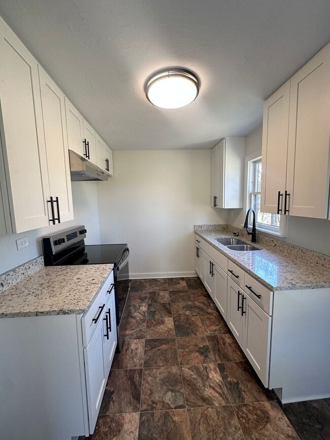 Building Photo - Move-In Ready 2-Bedroom Home Fully Updated With Spacious Yard