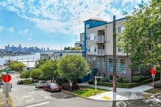 Building Photo - Spacious 1 Bed 1 Bath + Den Condo - Seattle