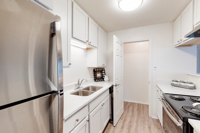 Building Photo - 1411 Johnson Dr