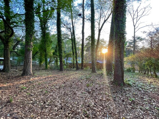 Building Photo - 3033 Lake Ave