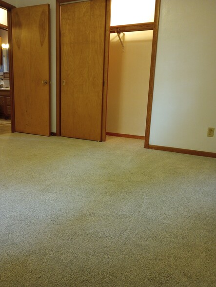 Larger bedroom pic 2 - 1107 W Maple Ave S