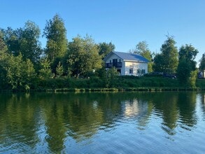 Building Photo - Peaceful Lake life living in this cute uni...