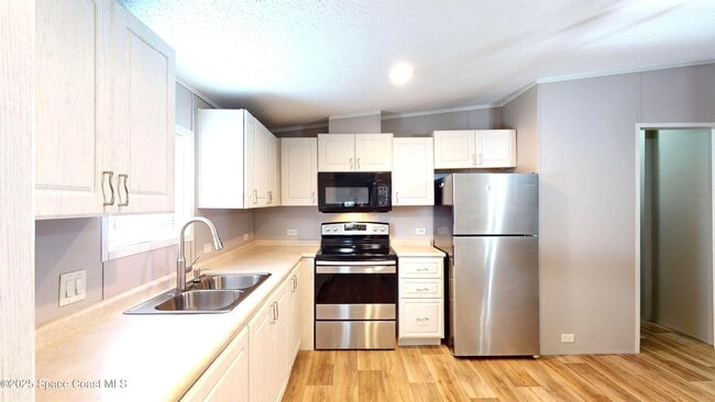 Building Photo - 709 Lark Dr