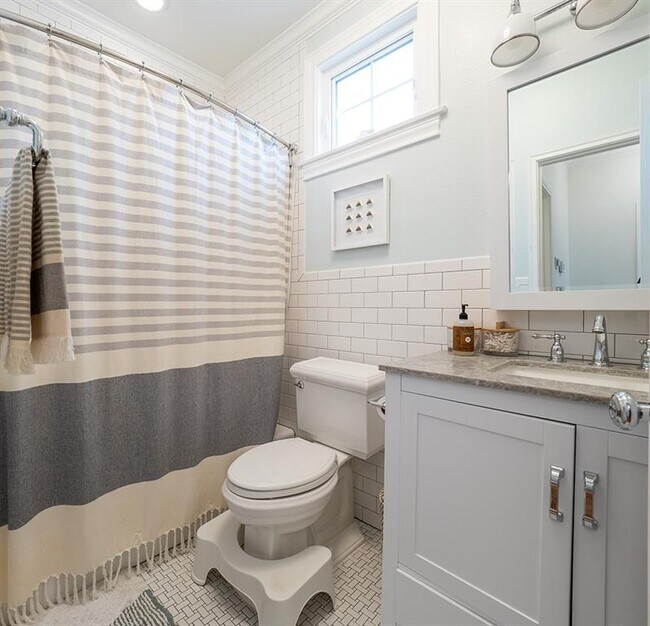 Building Photo - 1026 E 44th St