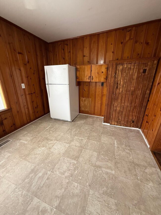 Building Photo - Main Street