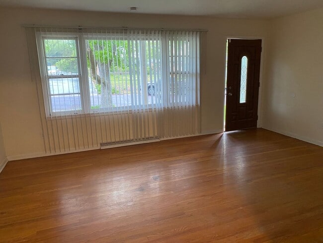 Building Photo - 3 bedroom single family home with huge bon...