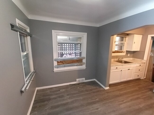 Building Photo - 3 bedroom 1 bath bungalow now available! -...