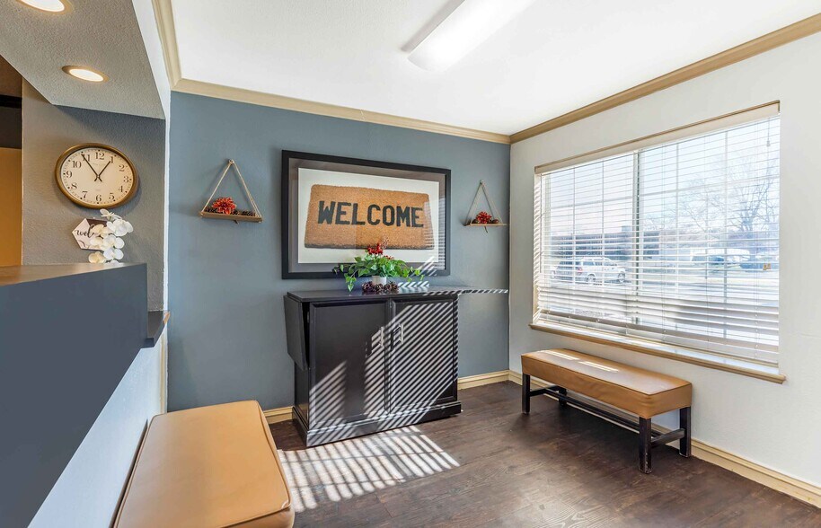 Building Photo - Furnished Studio-Chicago - Naperville - East