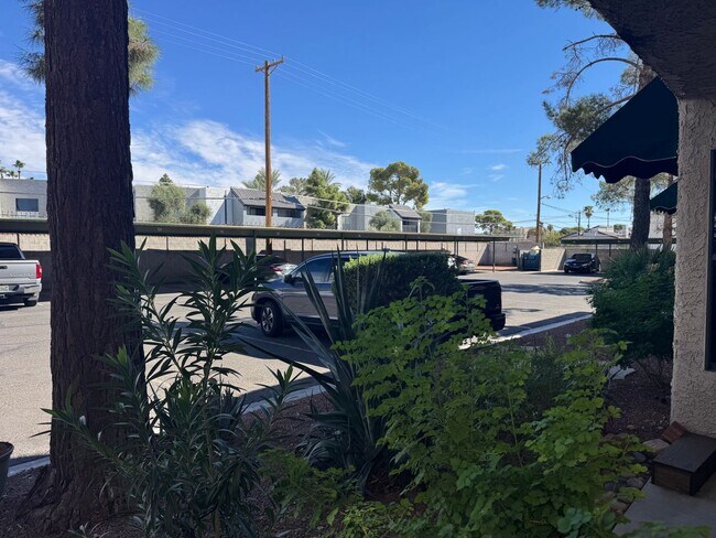 Building Photo - Adorable & Affordable Ground-Floor Condo w...