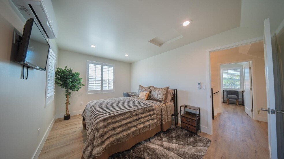 Building Photo - 1541 W 65th St