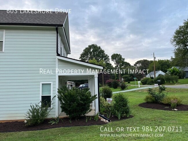 Building Photo - 603 Lakeshore Dr