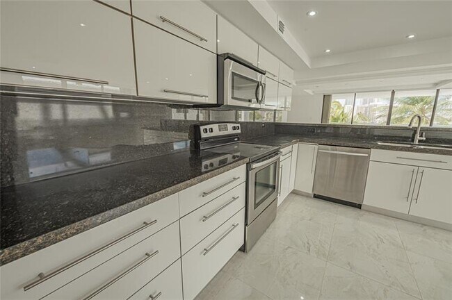 Building Photo - 468 Golden Isles Dr