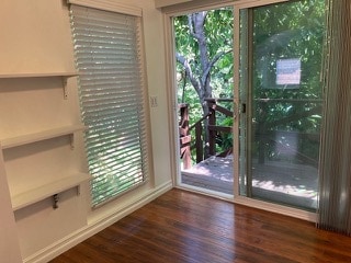 Tree-top guest unit entrance - 11049 Kling St