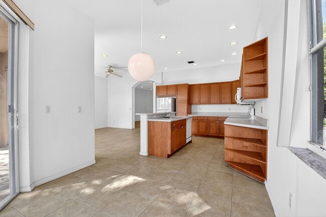 Building Photo - 2431 Westmont Dr