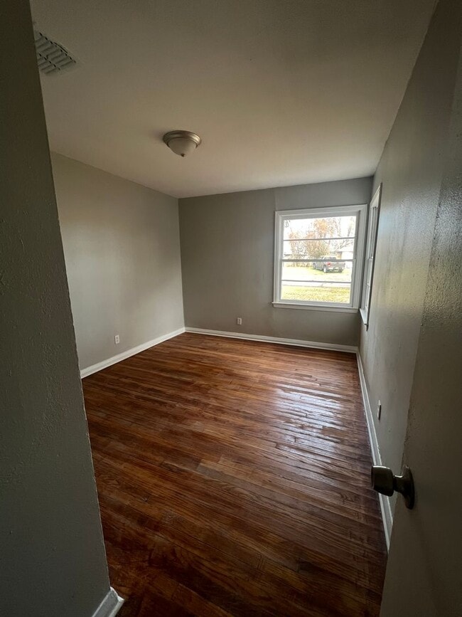 Building Photo - Section 8 Accepted!  MOVE IN Ready!