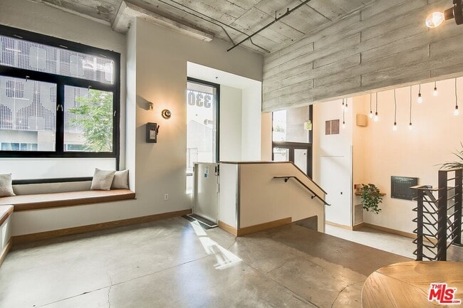 Building Photo - 330 W 11th St