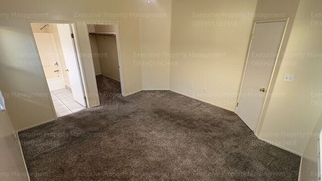 Building Photo - 4 bedroom 2 bathroom split wing home in North Bakersfield