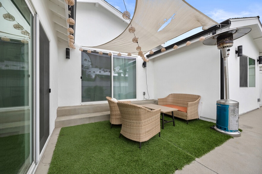 Building Photo - 18015 Collins St