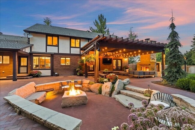 Building Photo - Luxury 5-Bedroom Home with Pool, Hot Tub &...