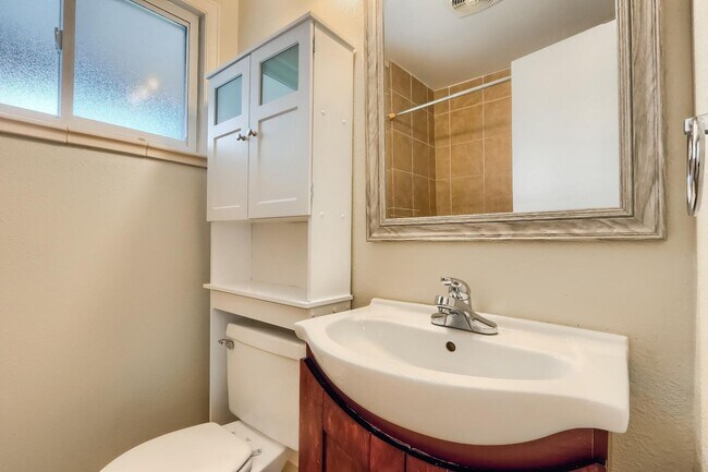 Building Photo - 2 Bedroom single family home in Denver