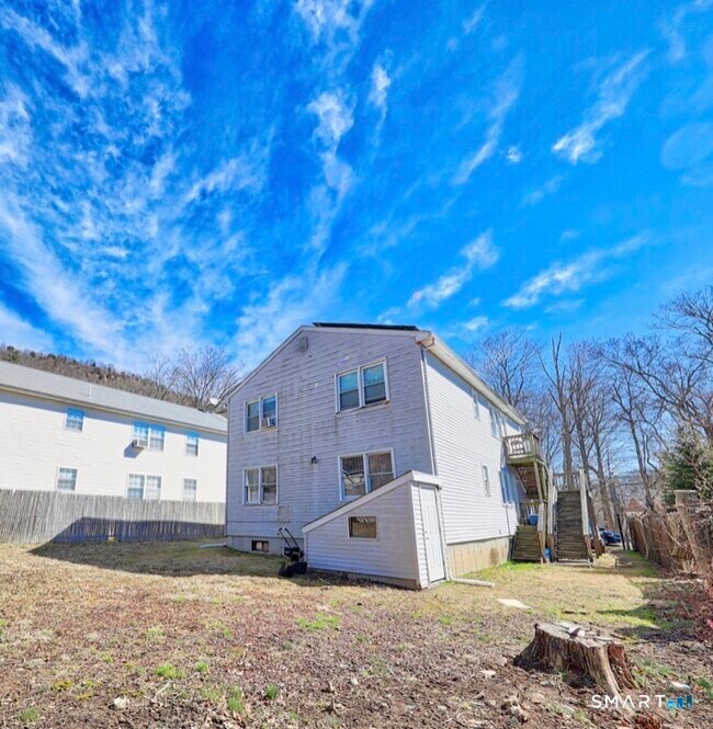 Building Photo - 18 W Hills Rd