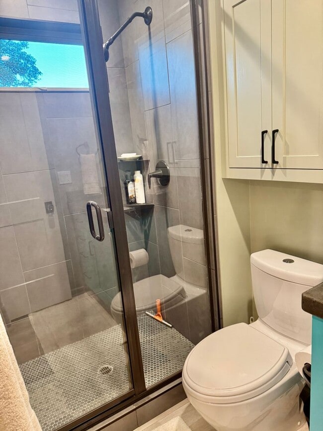 Building Photo - Immaculate Designer Furnished Studio in Co...