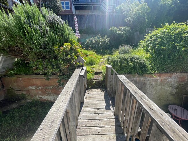 Shared backyard - 53 1/2 Prospect Avenue