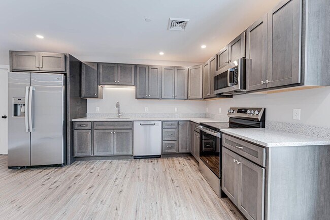 Building Photo - 3 Strafford Rd