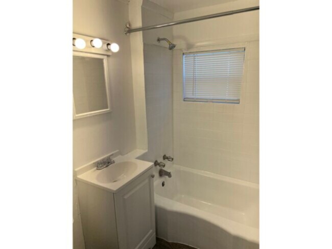 Building Photo - 1 Winona Ct