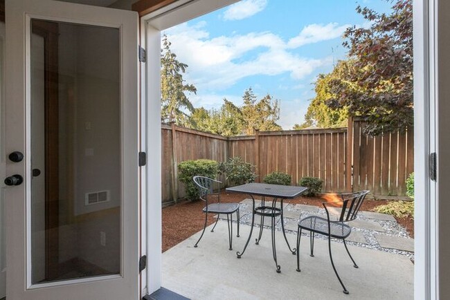 Building Photo - BEAUTIFUL Urban Townhome in Coveted West S...