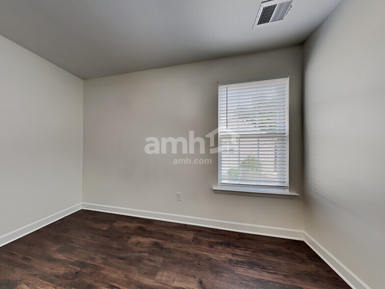 Building Photo - 118 Maywood Drive